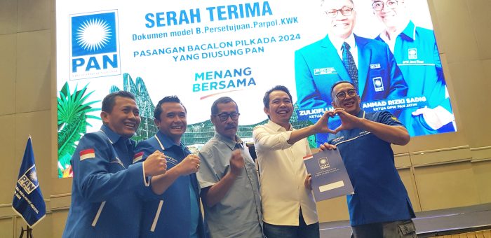 Gus Fawait terima dokumen model B Persetujuan Parpol KWK dari PAN di hotel kawasan Surabaya Barat, Rabu (21/8).