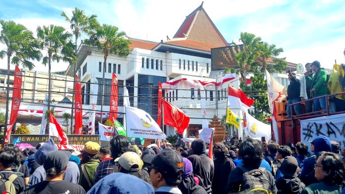 Ribuan massa aksi dari berbagai elemen masyarakat memadati halaman Gedung DPRD Jawa Timur, Jumat (23/8/2024).