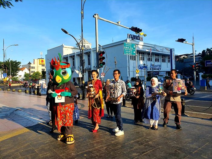 Sebanyak 39 maskot se-Jatim, termasuk Si Jali, maskot Pilgub Jatim sukses menyedot perhatian masyarakat yang tengah menikmati suasana bersejarah di Kota Tua.