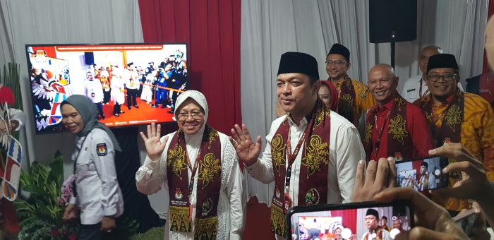 Risma-Gus Hans saat mendaftar sebagai Cagub-Cawagub Jatim di KPU Provinsi Jawa Timur, Kamis malam (29/8/2024).