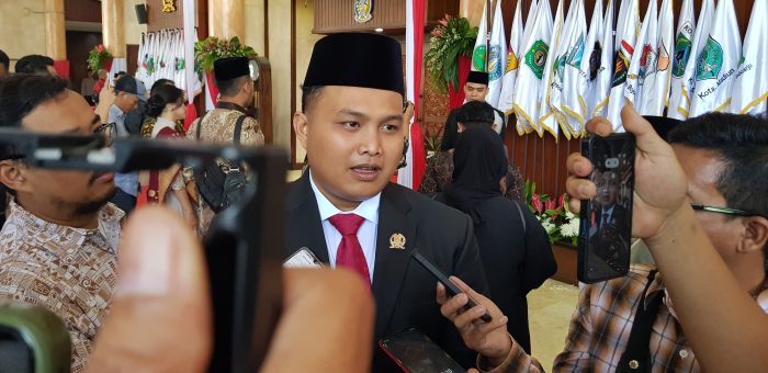 Bima Rafsanjani Rafid didampingi sang ibunya, Heryin Andesva usai dilantik jadi anggota DPRD Jatim periode 2024-2029, Sabtu (31/8/2024).