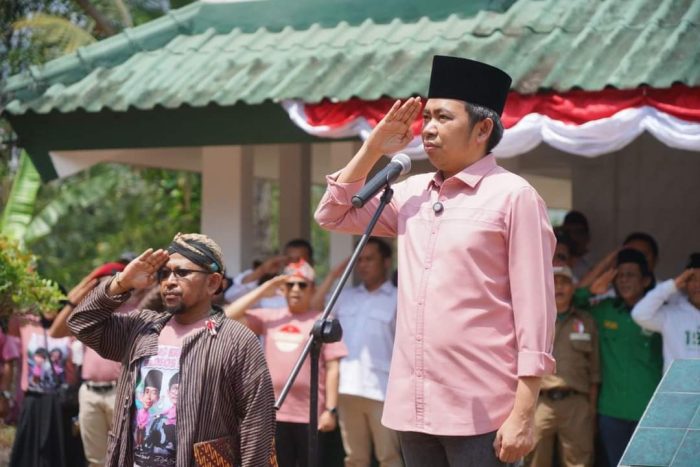 Gus Fawait, bakal calon bupati Jember, berdiri dengan penuh khidmat di hadapan monumen  Sroedji pada upacara peringatan HUT Kemerdekaan RI ke-79, Sabtu (17/8/2024).