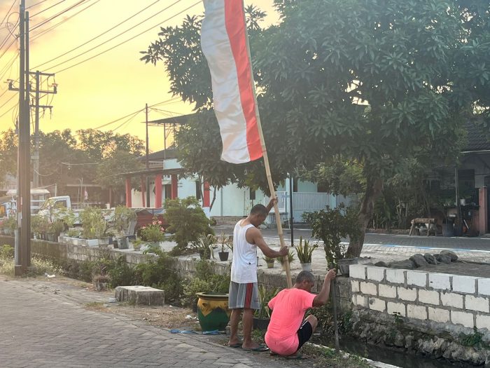 Warga Sidoarjo antusias memasang bendera Merah Putih pada peringatan HUT Ke-79 RI