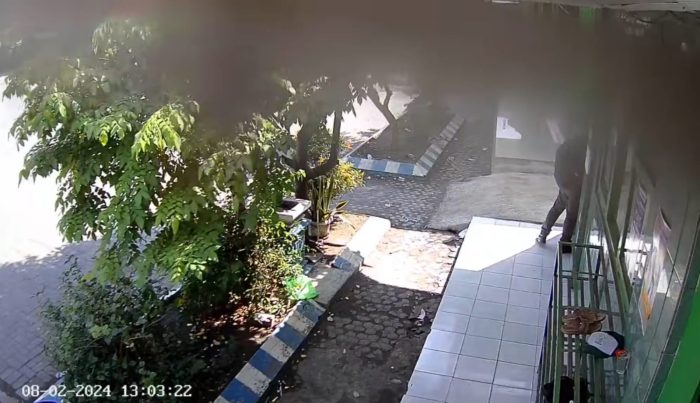 Pelaku pencuri saat tertangkap CCTV saat bobol MI Al Huda Lebo, Sidoarjo