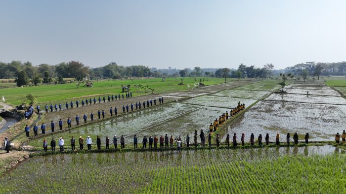 Dinas PU Sumber Daya Air (SDA) Provinsi Jawa Timur melakukan upacara pengibaran bendera bersama petugas irigasi dan petani di Daerah Irigasi Telebuk, Desa Lemahbang, Kecamatan Sukorejo, Kabupaten Pasuruan Sabtu (17/8).