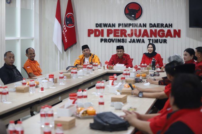 Tujuh partai non-parlemen mengunjungi kantor DPD PDI Perjuangan Jawa Timur di Jalan Kendangsari Industri, Surabaya, Minggu (25/8/2024).