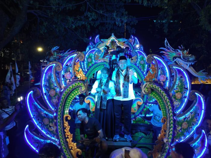 Pasangan bakal calon Gubernur dan Wakil Gubernur Jawa Timur, Luluk Hamidah dan Lukmanul Khakim naiki kereta kencana menuju kantor KPU Jatim, Kamis malam (29/8/2024).