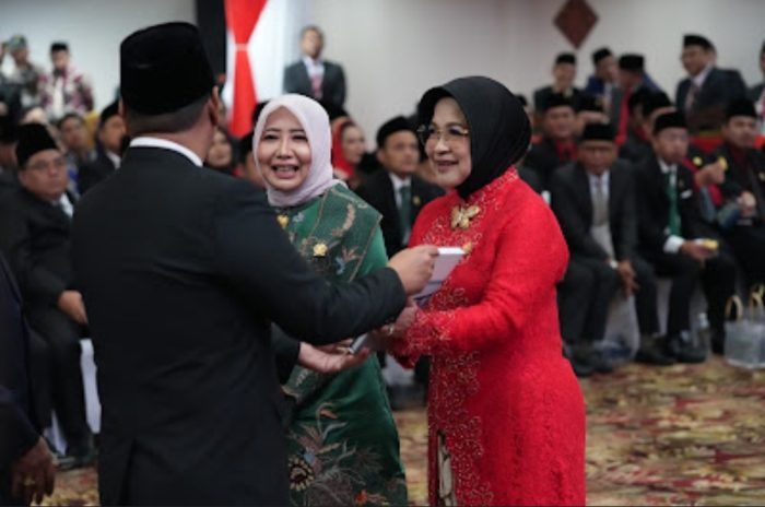 Anik Maslachah (kebaya hijau) dan Wara Sundari Renny Pramana (kebaya merah) jadi pimpinan DPRD Jatim sementara.
