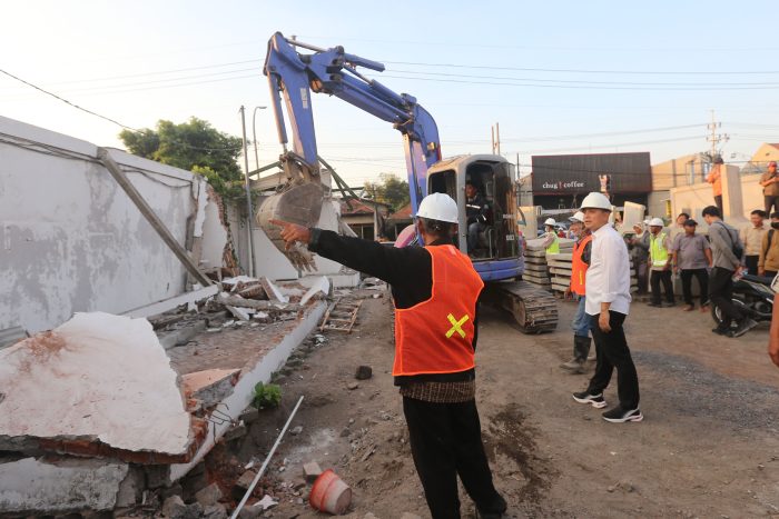 Pelebaran Jalan Raya Menganti Mulai Dilakukan, Pemkot Surabaya Target Tuntas Awal November 2024