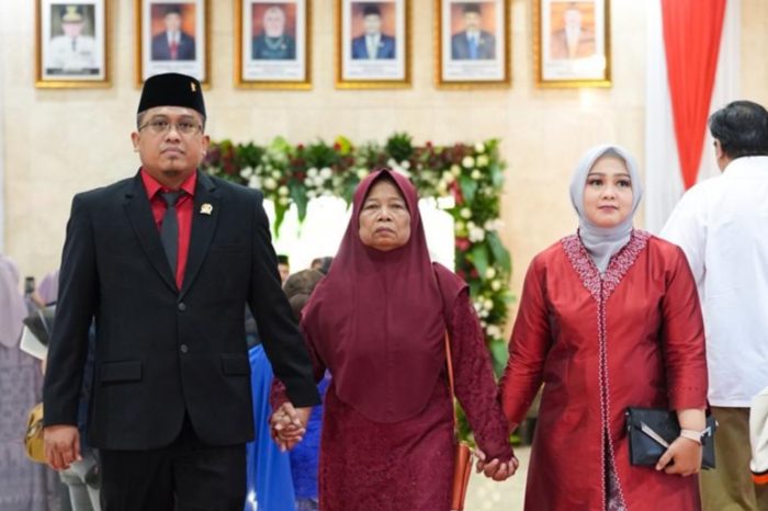 Agus Black Hoe menggandeng Ibu dan bersama istrinya menuju gedung DPRD Jatim, Sabtu (31/8/2024).