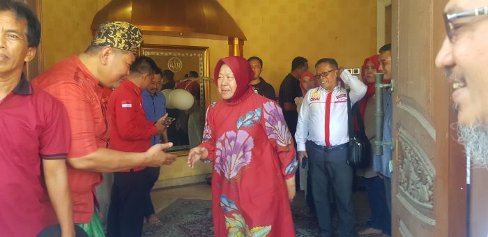 Bakal Calon Gubernur Jawa Timur, Tri Rismaharini dan wakilnya Gus Hans saat menghadiri peresmian posko relawan Pilgub Jatim 2024 di Gayungsari, Surabaya, Sabtu (7/9/2024).