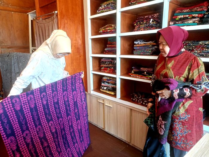 Tri Rismaharini blusukan ke sejumlah lokasi UMKM di Banyuwangi, Jumat (13/9/2024).