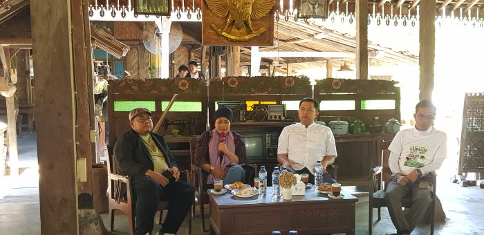 Pasangan bakal calon Gubernur dan Wakil Gubernur Jawa Timur, Luluk Nur Hamidah dan Lukmanul Khakim menggelar coffee morning di Joglo Merah Putih, Surabaya, Senin pagi (17/9/2024).