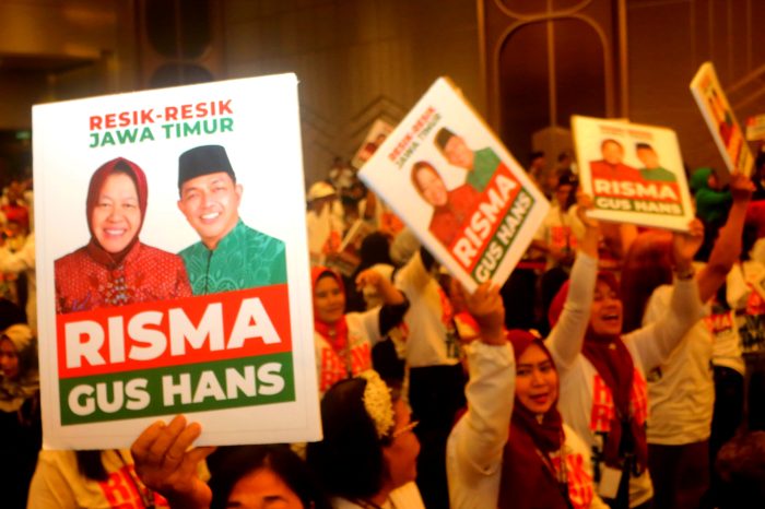 Pendukung Risma-Gus Hans bentangkan poster Resik-resik Jawa Timur