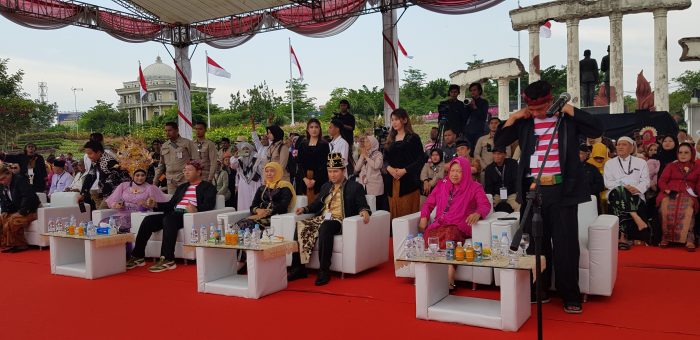 KPU Jatim menggelar Deklarasi Kampanye Damai Pemilihan Gubernur dan Wakil Gubernur Jawa Timur 2024 di Tugu Pahlawan, Surabaya, Selasa (24/9/2024).