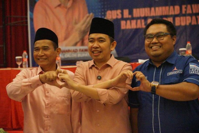 Ketua DPC Partai Demokrat Jember, Mahatir Muhammad (kanan)