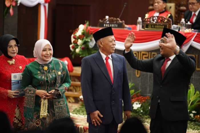 Anik Maslachah (kebaya hijau), Ketua DPRD Jatim sementara