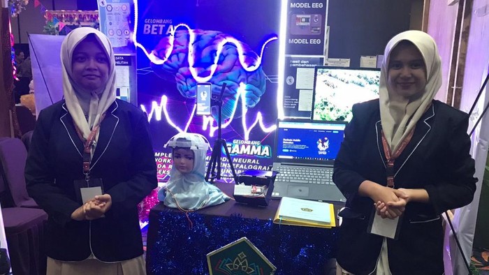 Dua siswa MTsN 2 Surabaya, Fathi Zahiya dan Nur Maisyah Ilmira, telah menciptakan alat deteksi disleksia hanya melalui aplikasi mobile. Foto: Kemenag RI