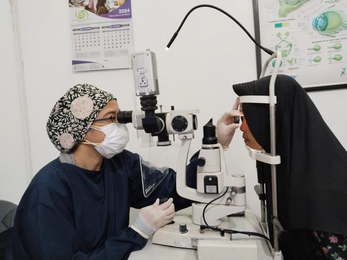tim kesehatan dari Rumah Sakit Mata Masyarakat (RSMM) Jawa Timur bersiap menyelamatkan penglihatan Suprapti.