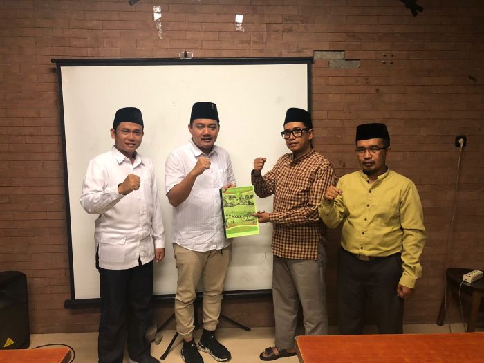 Fuad Bernadi, putra bakal calon Gubernur Tri Rismaharini saat menemui Ketua PGDN Jawa Timur, Gus Samsul Khoiri.
