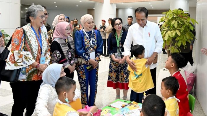 Presiden Joko Widodo didampingi Ibu Iriana Joko Widodo meresmikan Rumah Sakit Kementerian Kesehatan (RS Kemenkes) di Kota Surabaya, Provinsi Jawa Timur, pada Jumat (6/9/2024). Foto: BPMI Setpres