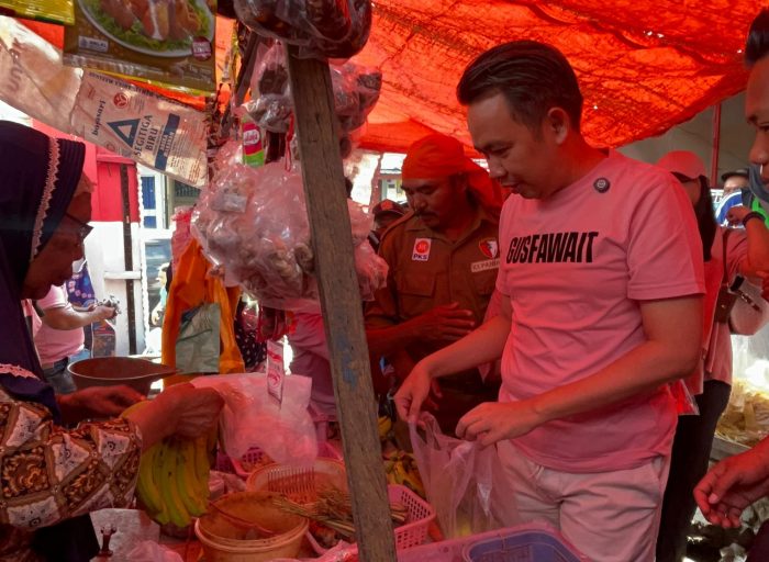 Calon Bupati Jember, Gus Fawait saat mengunjungi pasar tradisional di Jember.
