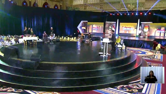 Suasana debat perdana Pilgub Jatim, Jumat (18/10/2024).