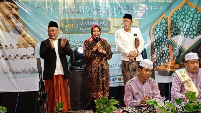 Cagub Risma menghadiri Pengajian Akbar dalam rangka memperingati Maulid Nabi Muhammad SAW di Dusun Kepuh, Desa Margoanyar, Kecamatan Glagah, Lamongan, Sabtu malam (5/10/2024).