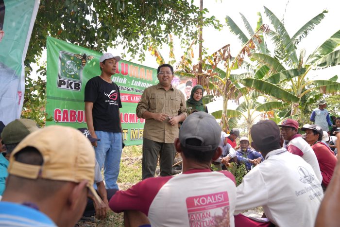Cawagub Lukmanul Khakim temui petani di Desa Dlanggu, Kecamatan Deket, Lamongan, Sabtu (5/10/2024).