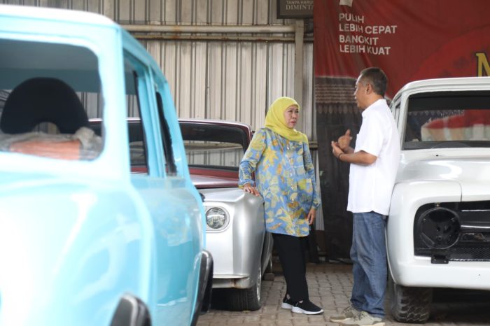 Calon Gubernur Khofifah saat mengunjungi bengkel PT Inti Maju Cemerlang di Sidoarjo.
