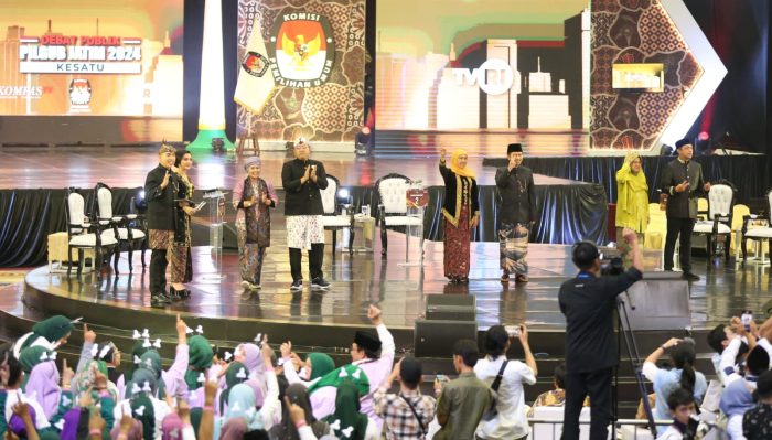 Suasana debat perdana Pilgub Jatim, Jumat (18/10/2024).