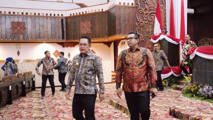 Pj Gubernur Jawa Timur Adhy Karyono usai memaparkan rancangan Anggaran Pendapatan dan Belanja Daerah (APBD) Tahun Anggaran 2025 dalam sidang paripurna di Gedung DPRD Jawa Timur, Sabtu (26/10/2024). Dok Humas DPRD Jatim