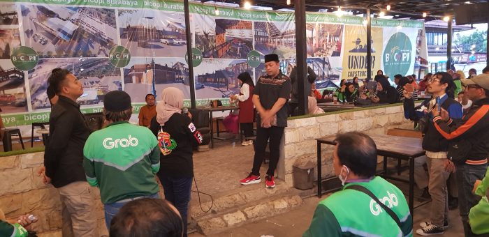 Ratusan ojek online di Surabaya deklarasi dukung paslon Risma-Gus Hans di Pilgub Jatim, Jumat (1/11/2024).