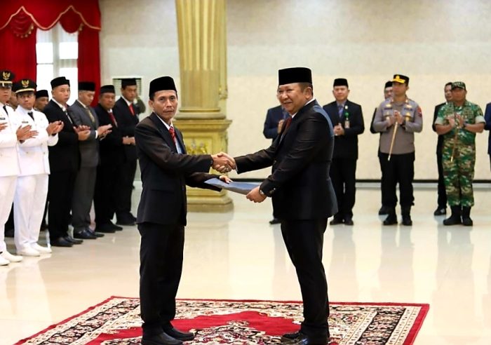 Hendy Siswanto Bupati Jember nonaktif (kanan) saat melantik HS sebagai Sekretaris Daerah Kabupaten Jember pada Jumat (28/7/2023).