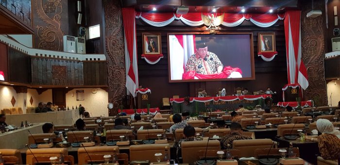 Juru Bicara Banggar DPRD Jatim, Yordan M. Batara-Goa saat membacakan rincian laporan pada Rapat Paripurna, Sabtu (16/11/2024).