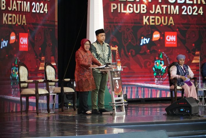 Paslon nomor urut 3, Risma-Gus Hans saat debat kedua Pilgub Jatim, Minggu (3/11/2024).