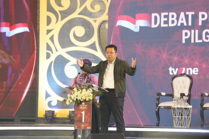 Paslon Luluk-Lukman saat debat ketiga Pilgub Jatim, Senin malam(18/11/2024).