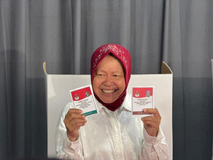 Cagub Jawa Timur nomor urut 3, Tri Rismaharini, menjadi perhatian para pemilih saat mencoblos di tempat pemungutan suara (TPS) 16, RT 1 RW 4, Kelurahan Jajar Tunggal, Kecamatan Wiyung, Surabaya, Rabu (27/11/2024).