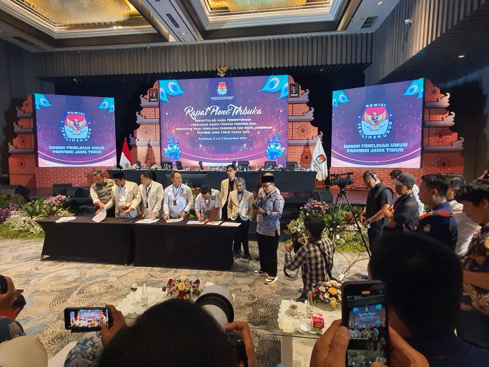 Rapat pleno rekapitulasi suara Pemilihan Gubernur Jawa Timur 2024 yang digelar Komisi Pemilihan Umum (KPU) Jatim di Hotel Double Tree, Surabaya, Senin malam (9/12/2024).