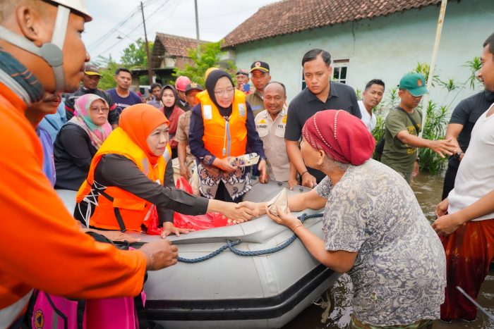Khofifah Salurkan Bantuan untuk Warga Terdampak Banjir Pasuruan