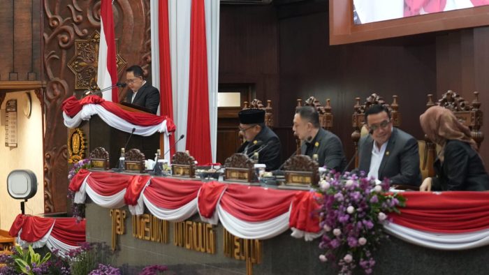 Suasana rapat sidang Paripurna Nota Penjelasan terhadap Rancangan Peraturan Daerah (Raperda) tentang PT Bank Perekonomian Rakyat Jawa Timur (Perseroda) dalam rapat paripurna DPRD Jatim, Senin (9/12/2024).