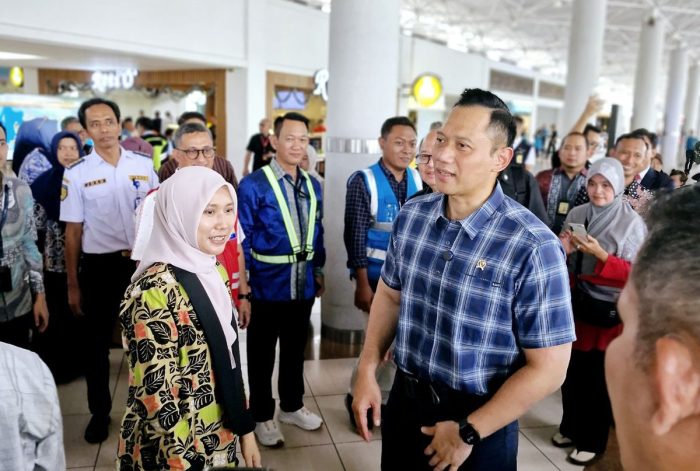 Wakil Ketua DPRD Jawa Timur, Sri Wahyuni saat mendampingi Menteri Koordinator Infrastruktur dan Pembangunan Kewilayahan Agus Harimurti Yudhoyono (AHY) meninjau Bandara Internasional Juanda, Jumat (20/12/2024).