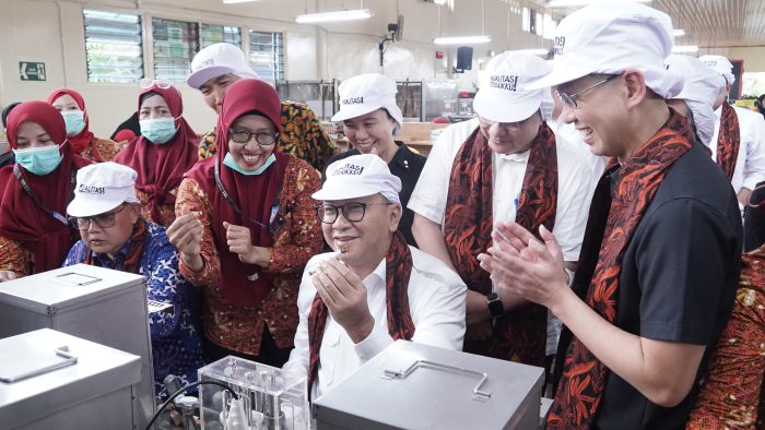 Menteri Investasi dan Hilirisasi/Kepala Badan Koordinasi Penanaman Modal Republik Indonesia Rosan Perkasa Roeslani secara langsung meresmikan dua fasilitas produksi sigaret kretek tangan (SKT) baru milik PT HM Sampoerna Tbk. (Sampoerna) di Kota Blitar, Ja