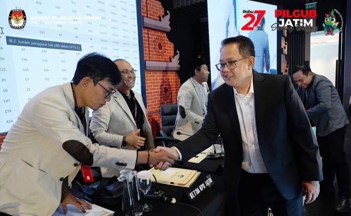 Pj Gubernur Adhy Karyono saat meninjau jalannya proses rekapitulasi akhir di tingkat Provinsi. Foto KPU Jatim