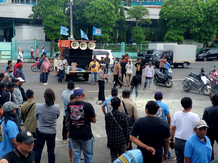 IPPAMA menggelar aksi unjuk rasa di depan Gedung DPRD Jatim dengan membakar ban bekas, Senin (20/1/2025).