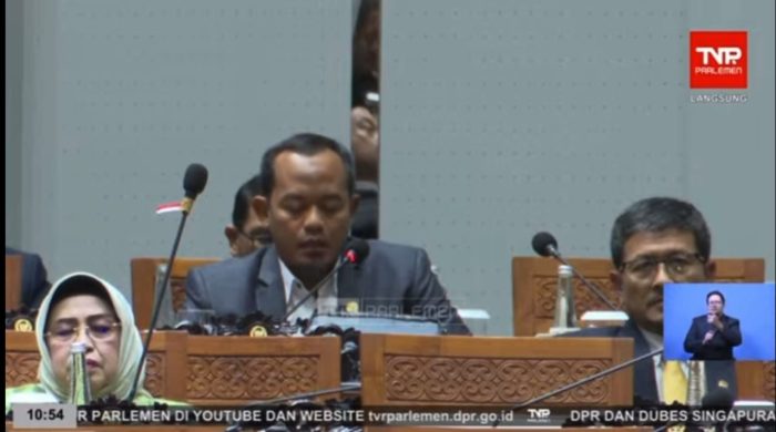 Riyono anggota DPR RI asal Dapil Jatim VII melakukan interupsi di rapat paripurna DPR RI, Selasa (21/1/2025).