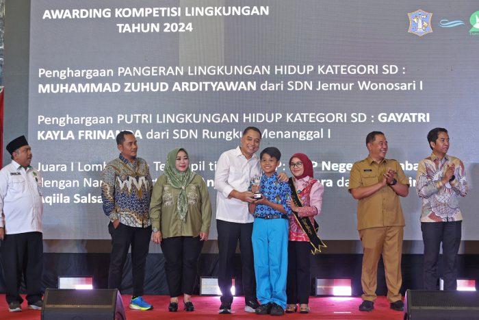 Wali Kota Surabaya menyerahkan penghargaan Pangeran Lingkungan