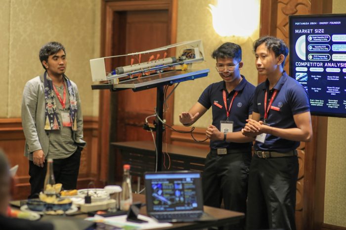 Mahasiswa ITS paparkan mengenai cara kerja prototipe alat pembersih panel surya.