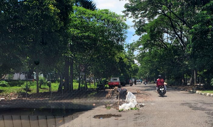 Salah satu ruas jalan yang ada di Gading Fajar Sidoarjo rusak parah, Kamis (27/2/2025). Alkalifi Abiyu