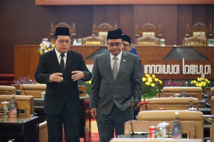 Pj Gubernur Jatim, Adhy Karyono bersama Wakil Ketua DPRD Jatim, Blegur Prijanggono usai msngikuti rapat Paripurna, Sabtu (8/2/2025). Dok Humas DPRD Jatim